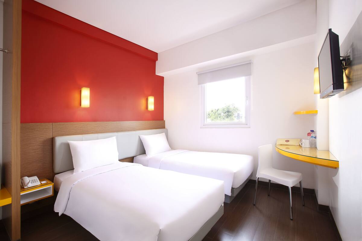 In-room safe, desk, WiFi (free), bed sheets