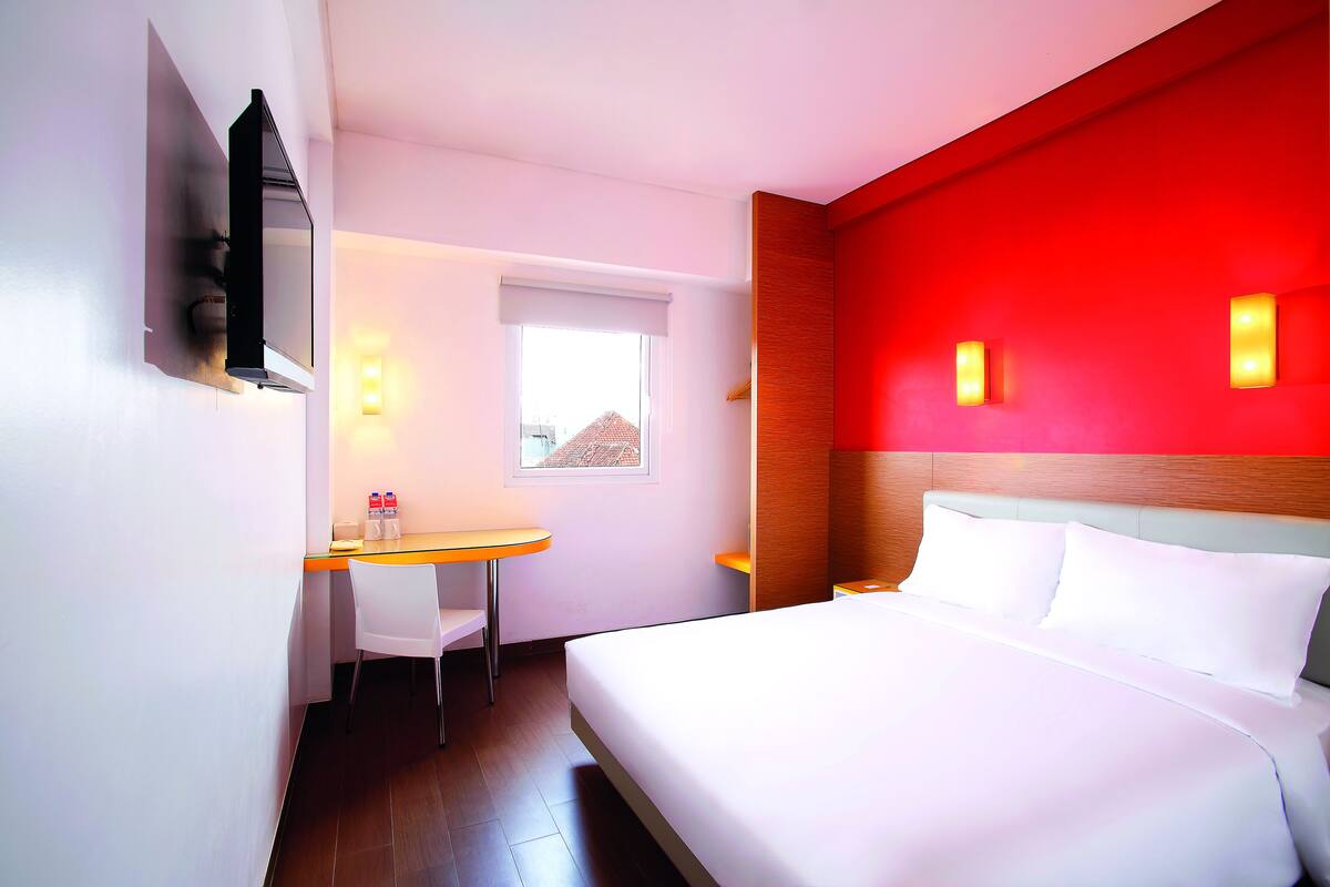 In-room safe, desk, WiFi (free), bed sheets