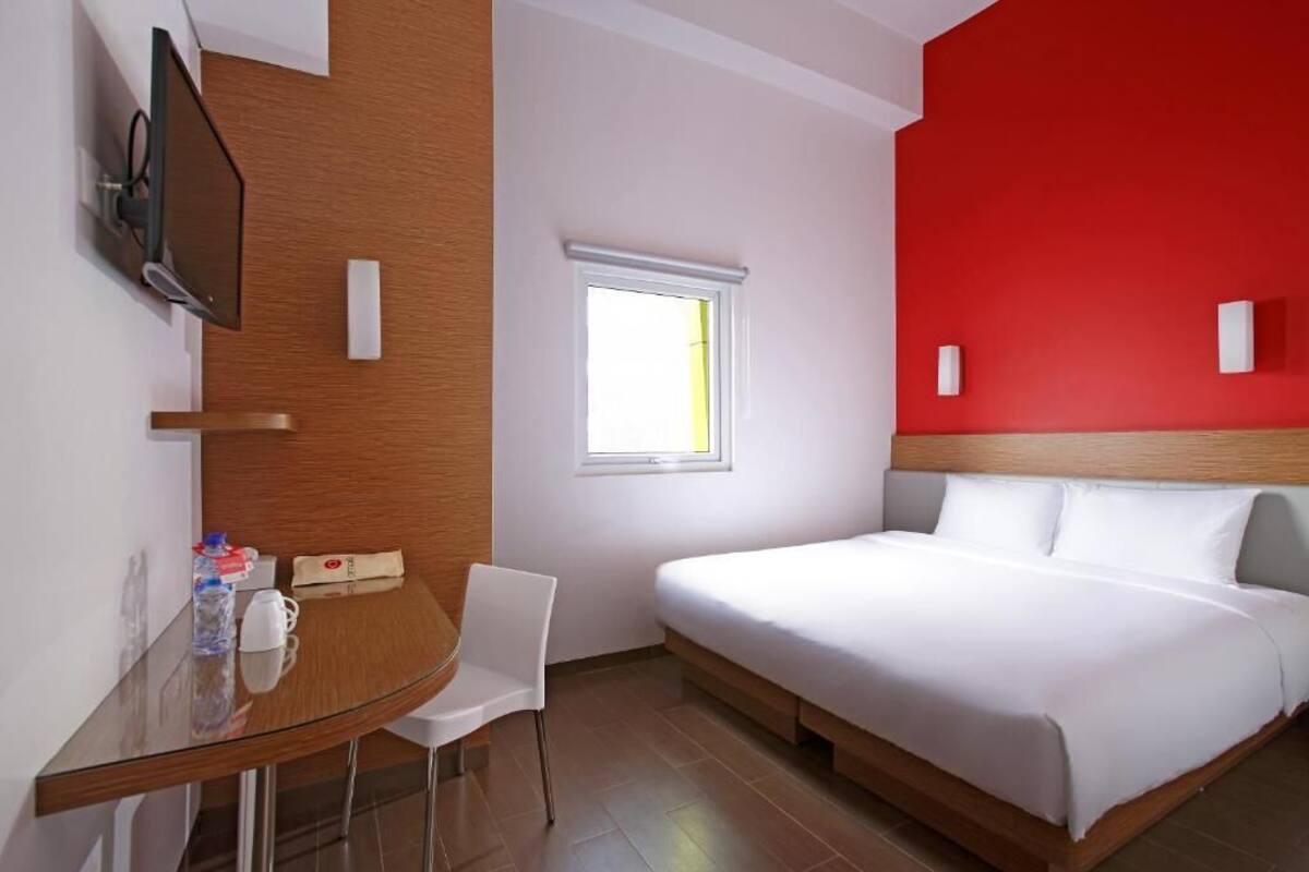 In-room safe, desk, WiFi (free), bed sheets