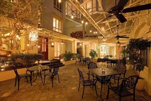 Outdoor dining - New Era Hotel and Villa (Hanoi)