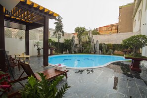 Outdoor pool, sun loungers - New Era Hotel and Villa (Hanoi)