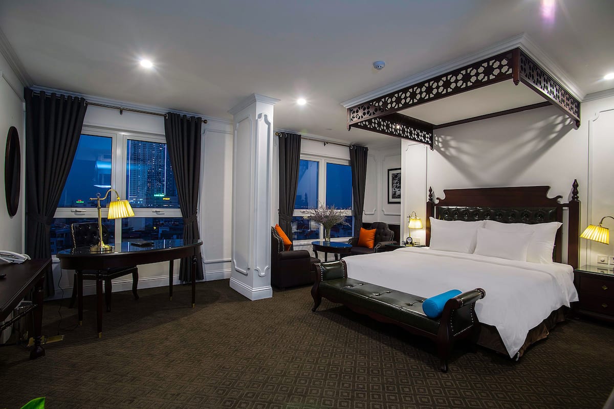 Luxury Studio Suite, 1 King Bed, Pool Access, City View | 1 bedroom, minibar, in-room safe, desk