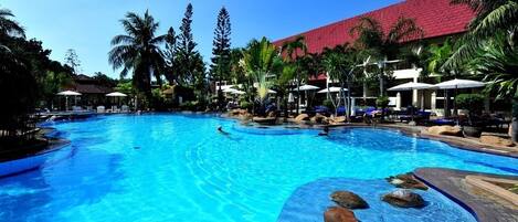 Outdoor pool, pool umbrellas, sun loungers