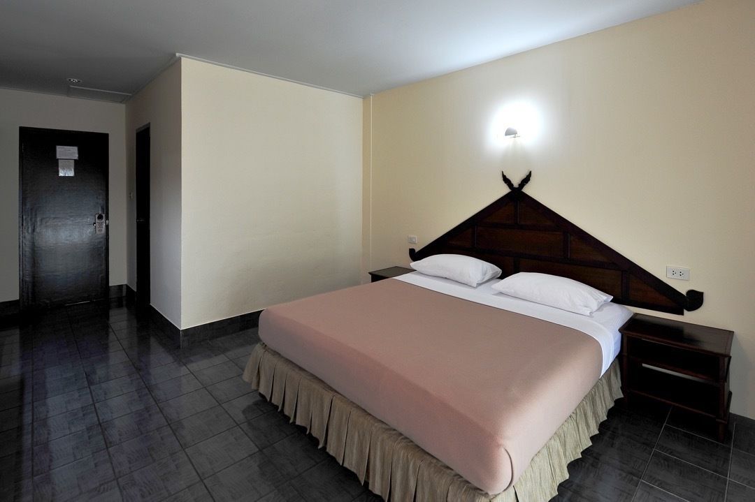 Desk, rollaway beds, free WiFi
