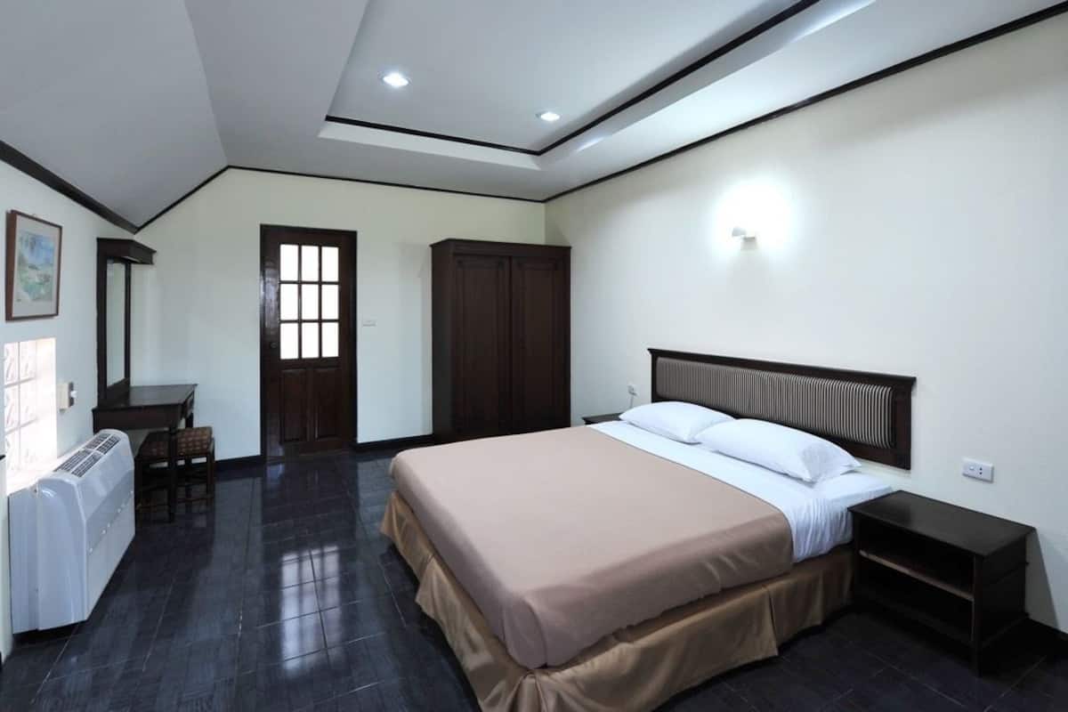 Desk, rollaway beds, free WiFi, bed sheets