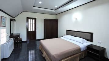 Desk, rollaway beds, free WiFi