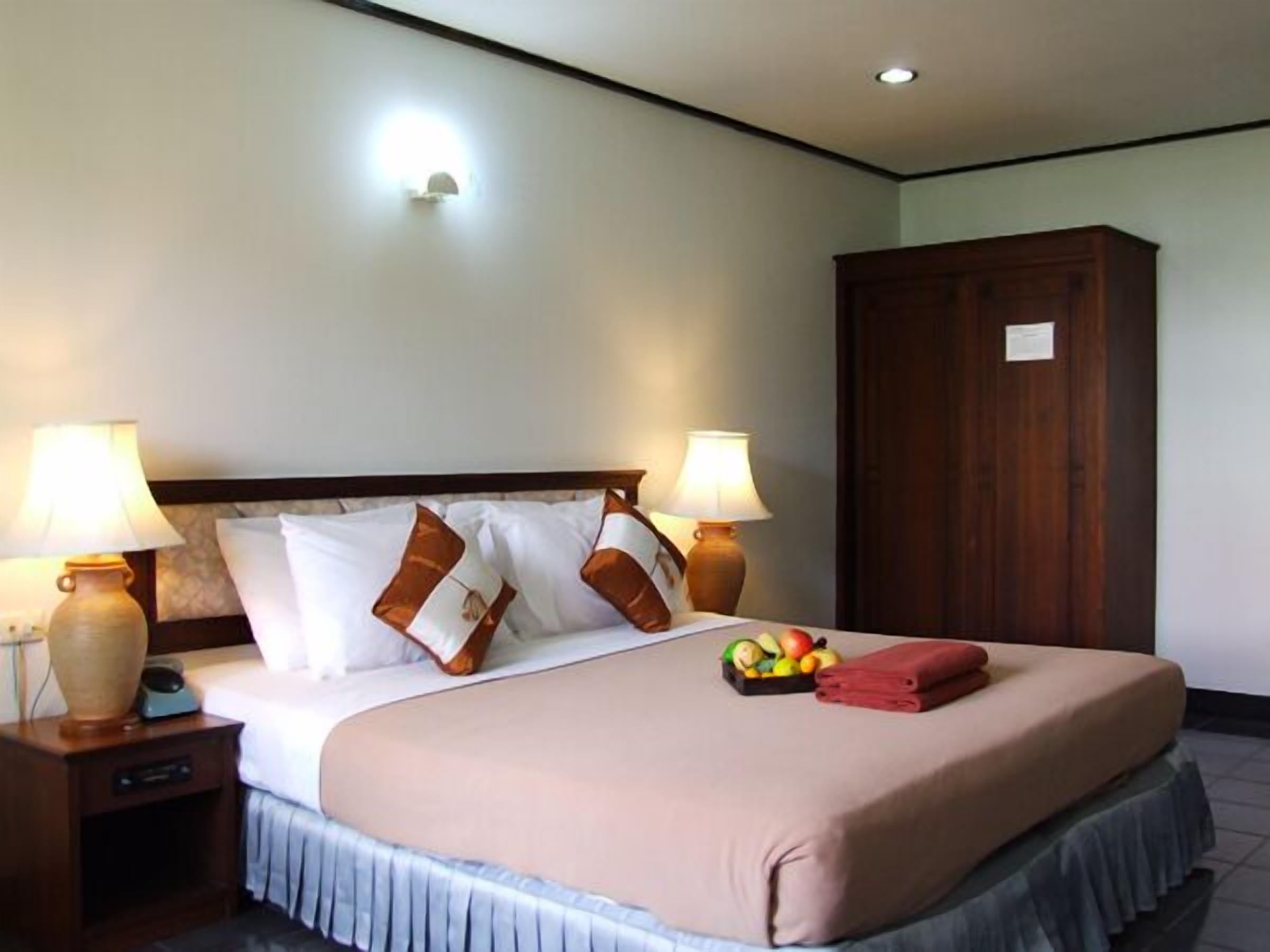 Desk, rollaway beds, free WiFi