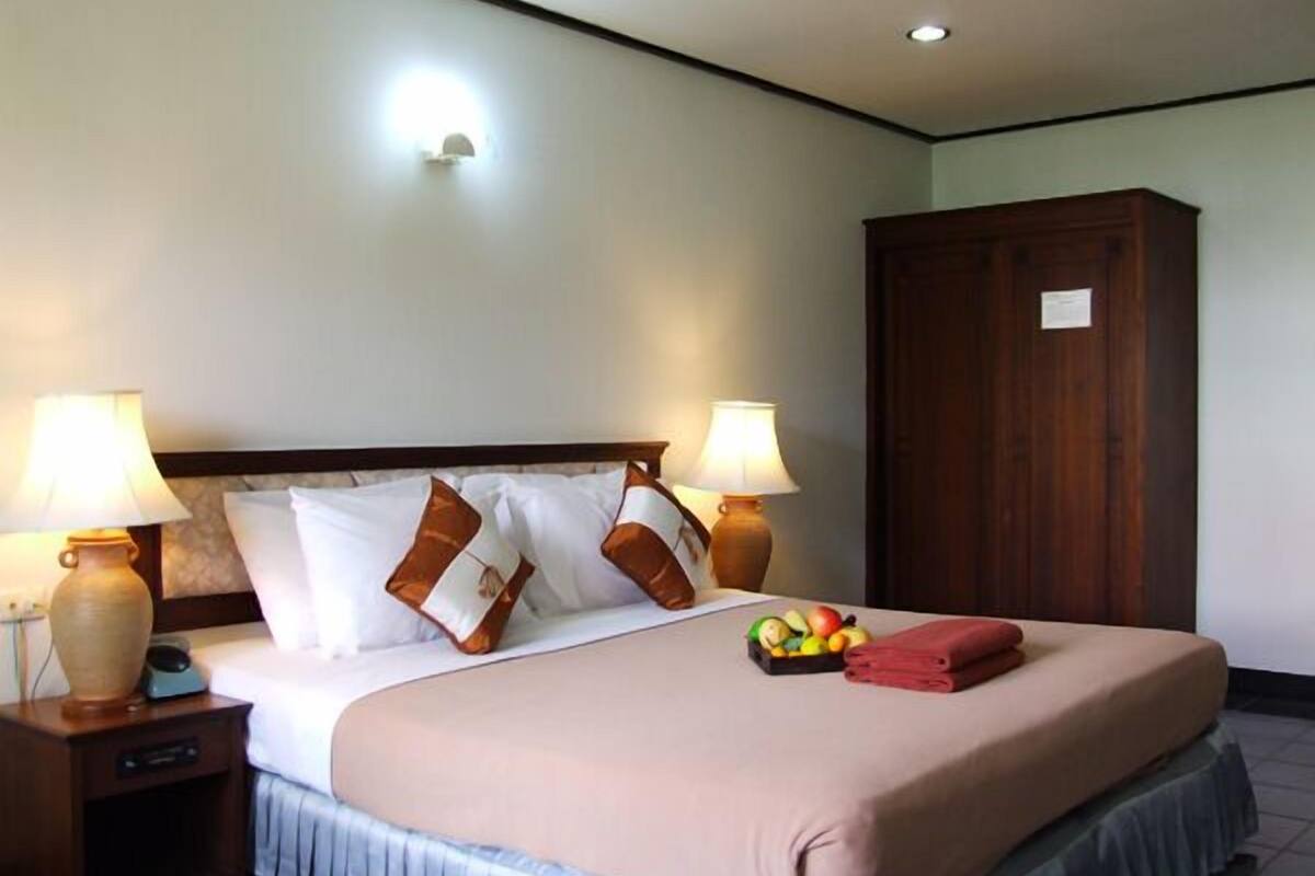 Desk, rollaway beds, free WiFi, bed sheets