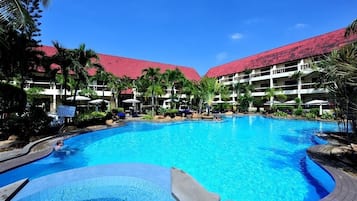 Hồ bơi ngoài trời, dù/ô trên bãi biển/hồ bơi, ghế dài tắm nắng