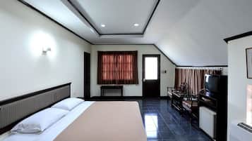 Desk, rollaway beds, free WiFi