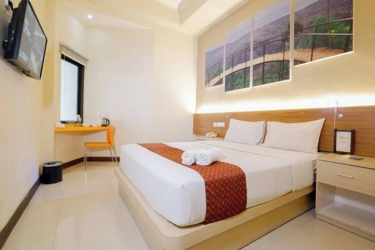 Escritorio, cortinas opacas, wifi gratis y ropa de cama