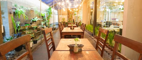 Serveert ontbijt, lunch, diner, internationale gerechten