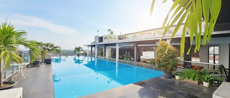 Piscine extérieure, chaises longues