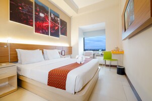 Escritorio, cortinas blackout, wifi gratis y ropa de cama 