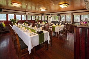 Dining - Garden Bay Luxury Cruise (Ha Long)