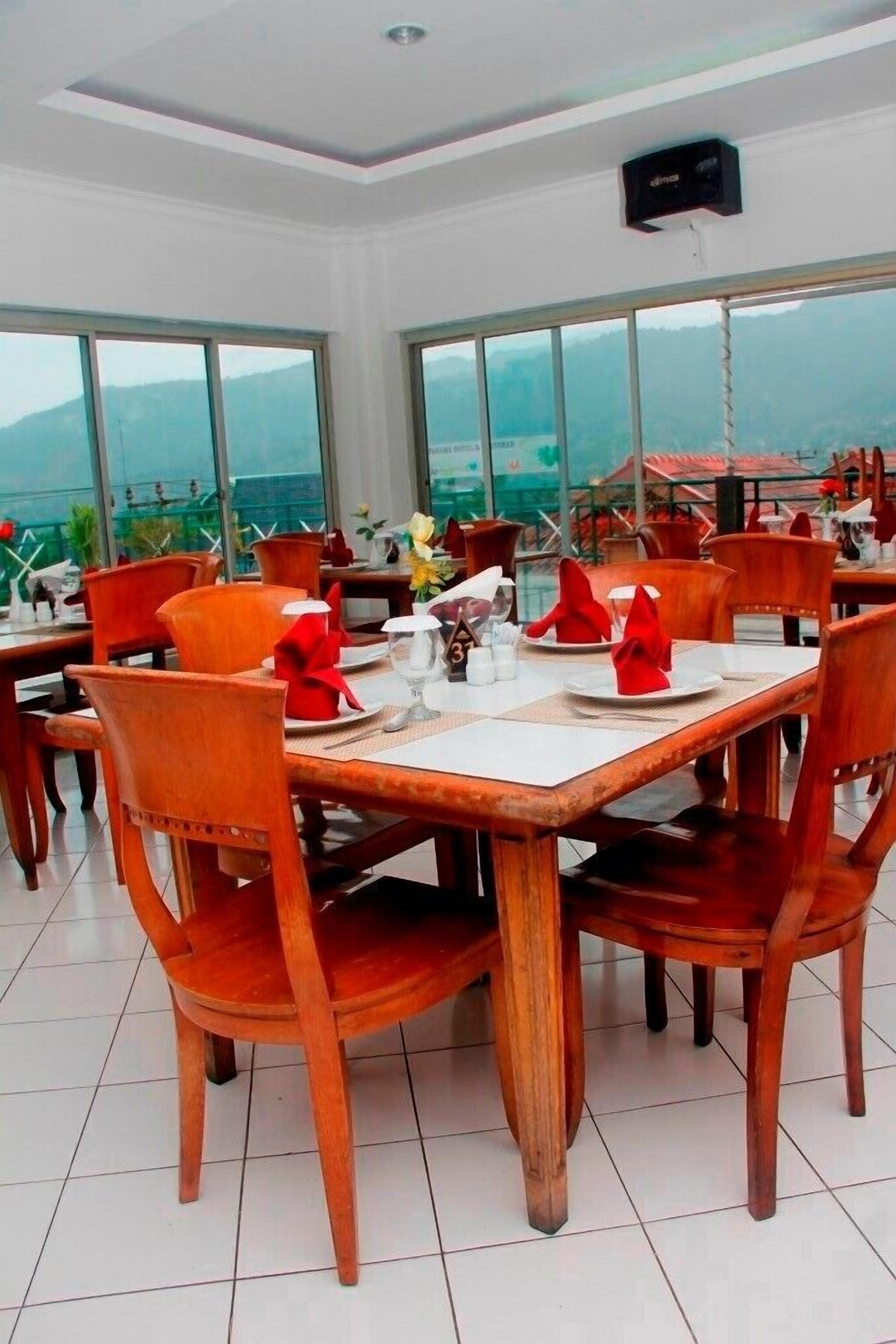Melayani sarapan dan makan siang 