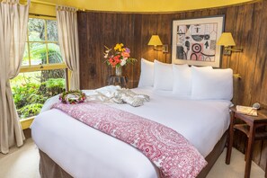Romantic Cottage for 2 (Pineapple Ohana) | Free WiFi, bed sheets