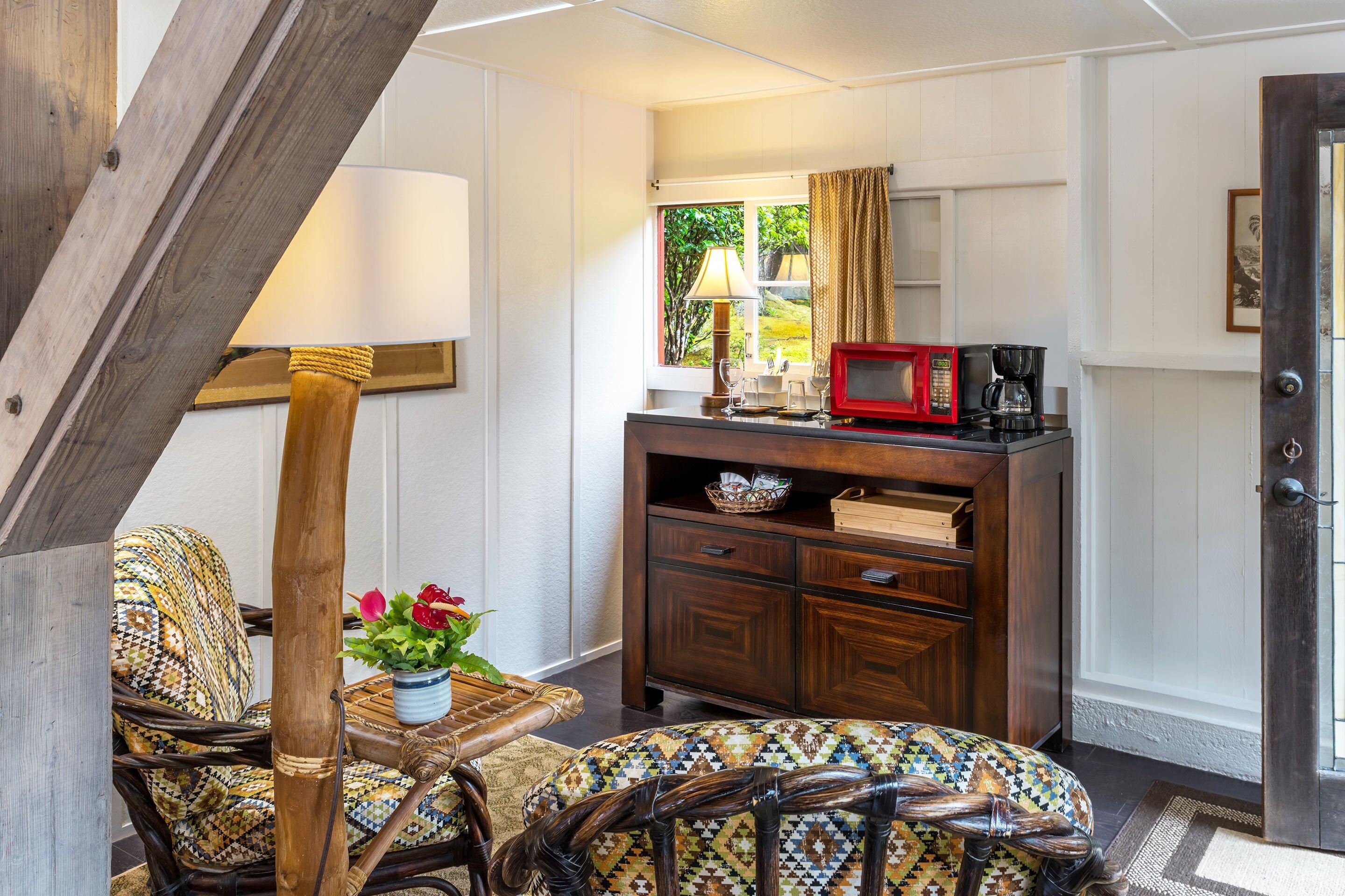 standard room accessible (onomea falls) | living area