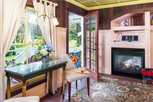 Romantic Cottage for 2 (Pineapple Ohana) | Free WiFi, bed sheets