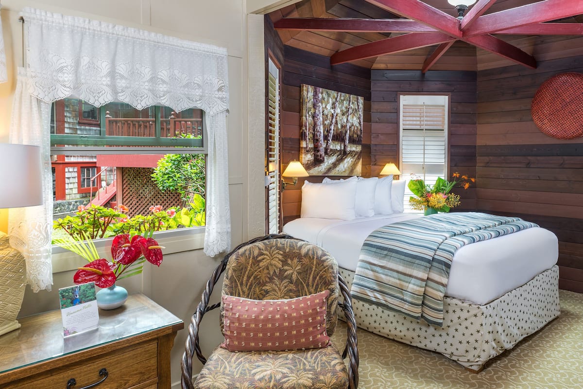 private rainforest cottage (umauma fall) | 1 bedroom, free wifi, bed sheets