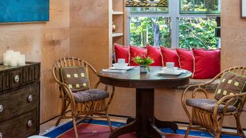 Premium Bungalow with Private Lanai (Pele) | Living area