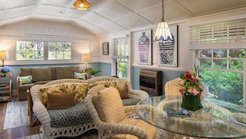 Family Cottage w/Kitchen (Akaka Falls) | Living area