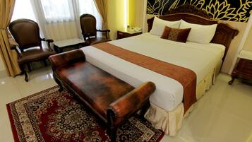 Deluxe-huone | Minibaari, tallelokero huoneessa, työpöytä