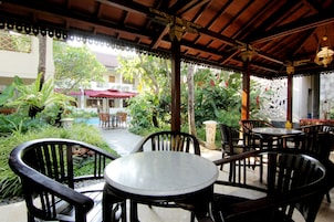 Café da manhã, almoço e jantar; culinária internacional