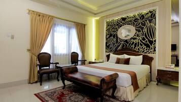 Deluxe Room | Minibar, in-room safe, desk, laptop workspace