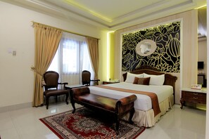 Deluxe Room | Minibar, in-room safe, desk, laptop workspace - Hotel Indah Palace Yogyakarta (Yogyakarta)