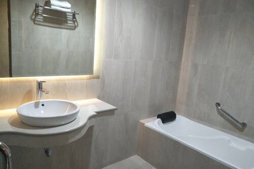 Deluxe Room | Bathroom | Shower, free toiletries, hair dryer, slippers