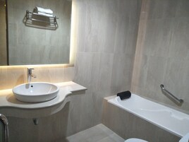 Habitación Deluxe | Baño | Ducha, artículos de higiene personal gratuitos y secador de pelo