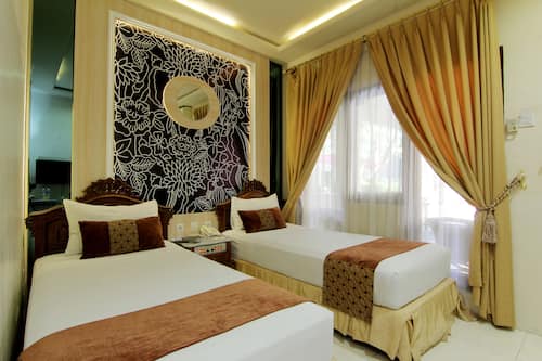 Superior Twin Room | Minibar, in-room safe, desk, laptop workspace