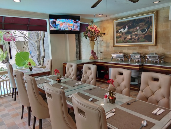 Breakfast, lunch and dinner served  - Hotel Indah Palace Yogyakarta (Yogyakarta)