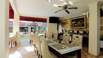 Breakfast, lunch, dinner served; international cuisine