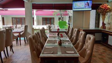 Breakfast, lunch, dinner served; international cuisine