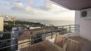 A balcony with a view of the sea and buildings. - View Talay 3 Beach Apartments (Pattaya)