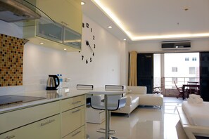 Superior Studio | Private kitchen | Full-size fridge, microwave, stovetop, electric kettle - View Talay 3 Beach Apartments (Pattaya)