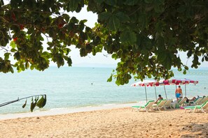 On the beach, sun loungers, beach umbrellas, beach towels - View Talay 3 Beach Apartments (Pattaya)