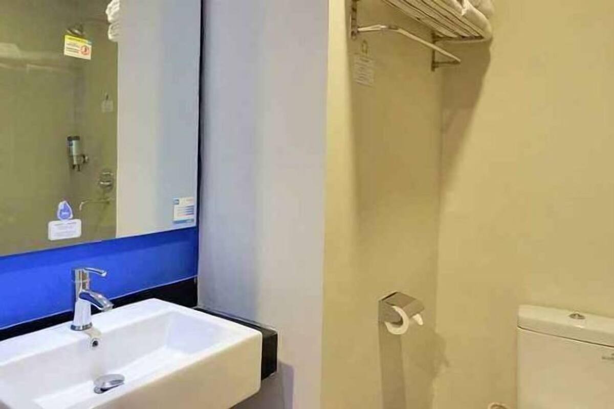 Badkamer | Gratis toiletartikelen, een haardroger, pantoffels, handdoeken