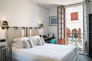 Ropa de cama de alta calidad, minibar y decoración personalizada 