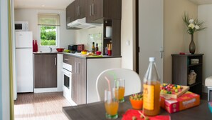 Classic Mobile Home, 2 Bedrooms, Terrace (Esprit+) | Private kitchen - Camping Officiel Siblu Les Pierres Couchées (Saint-Brevin-les-Pins)