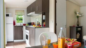 Classic Mobile Home, 2 Bedrooms, Terrace (Esprit+) | Private kitchen | Fridge, coffee/tea maker