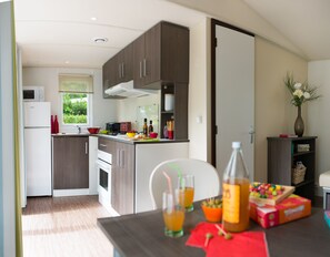Classic Mobile Home, 2 Bedrooms, Terrace (Esprit+) | Private kitchen - Camping Officiel Siblu Les Pierres Couchées (Saint-Brevin-les-Pins)