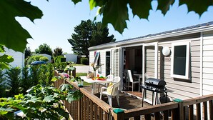 Mobile Home (Excellence with 2 bedrooms) | Terrace/patio - Camping Officiel Siblu Les Pierres Couchées (Saint-Brevin-les-Pins)