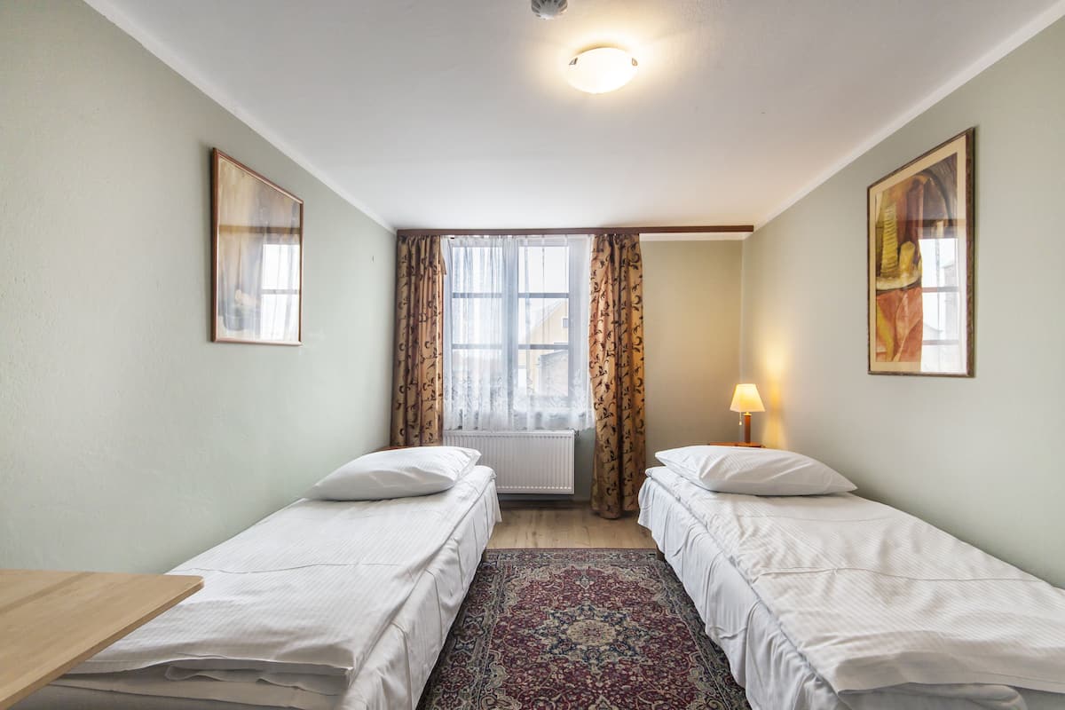 Economy-Zweibettzimmer, Gemeinschaftsbad | Schreibtisch, kostenloses WLAN, Bettwäsche