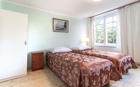 Classic Twin Room, Private Bathroom | Desk, WiFi (free), bed sheets - Dom Zachariasza Zappio - Hostel (Gdansk)