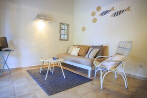 Apartamento, 2 habitaciones, terraza | Zona de estar | Televisión de pantalla plana de 32 pulgadas con canales digitales