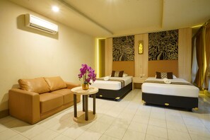 Deluxe Room | 高档床上用品、客房内保险箱、办公桌、隔音
