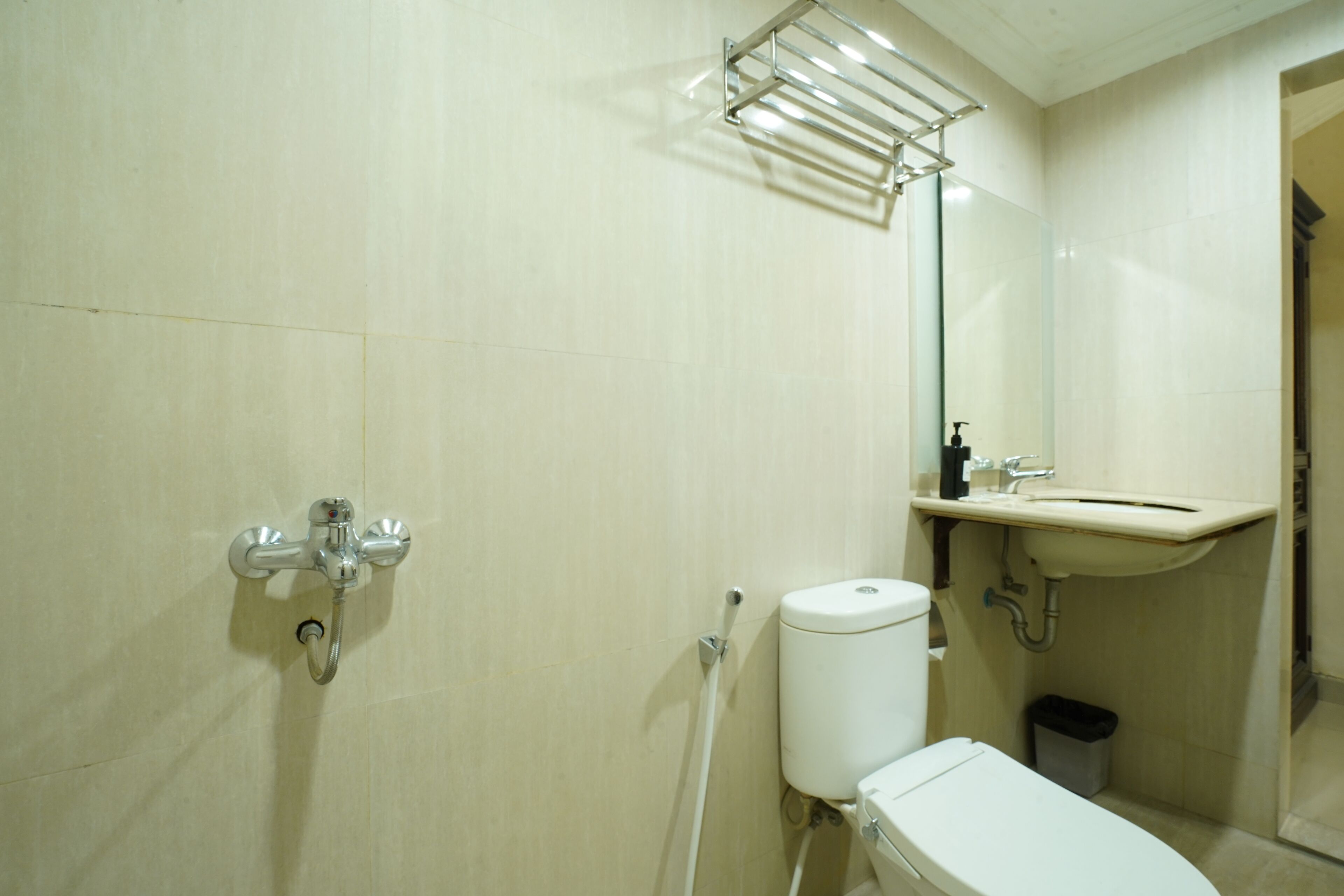 Standard Room | Baño | Regadera, amenidades de baño gratuitas, secadora de cabello, pantuflas 